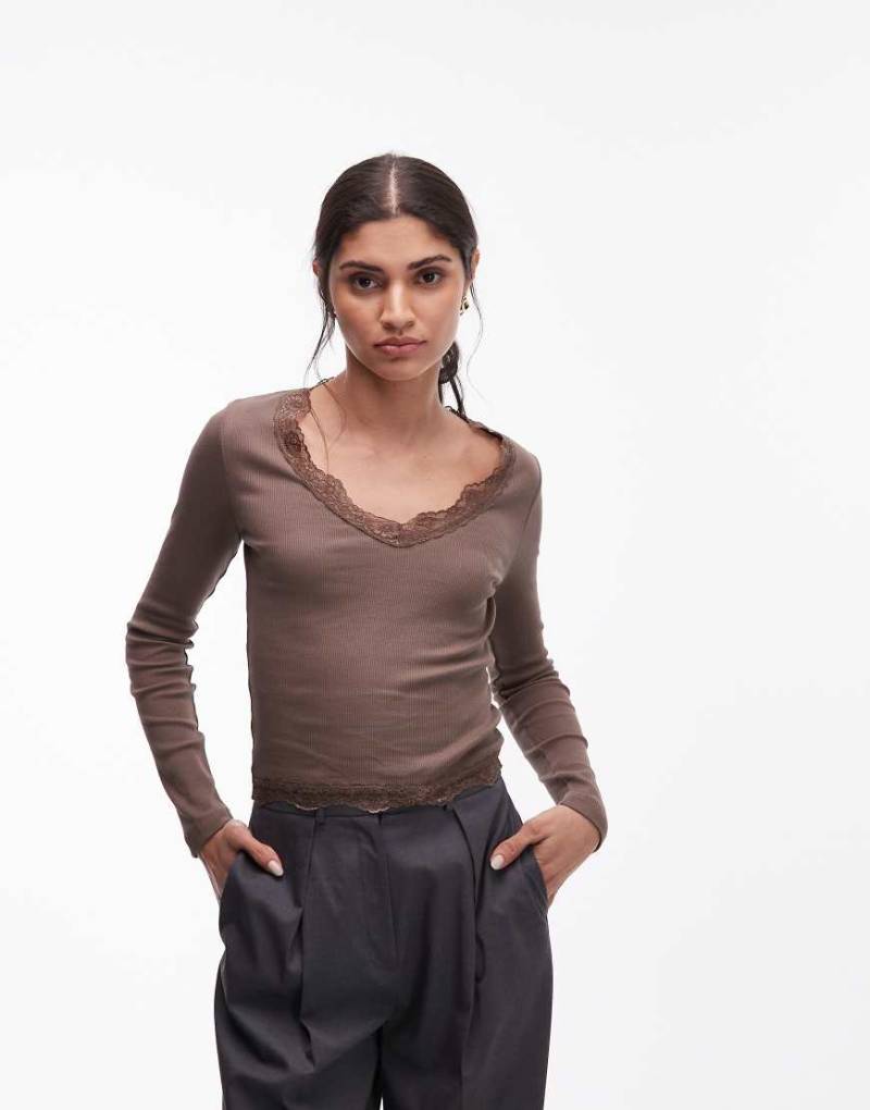 ASOS DESIGN - Geripptes, langärmliges Oberteil in Schokobraun mit Spitzenborte-Brown von ASOS DESIGN