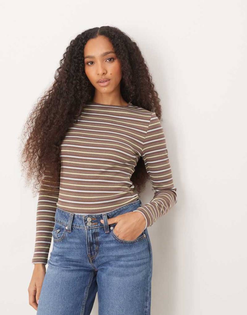 ASOS DESIGN - Geripptes, langärmliges T-Shirt in gestreiftem Braun-Brown von ASOS DESIGN