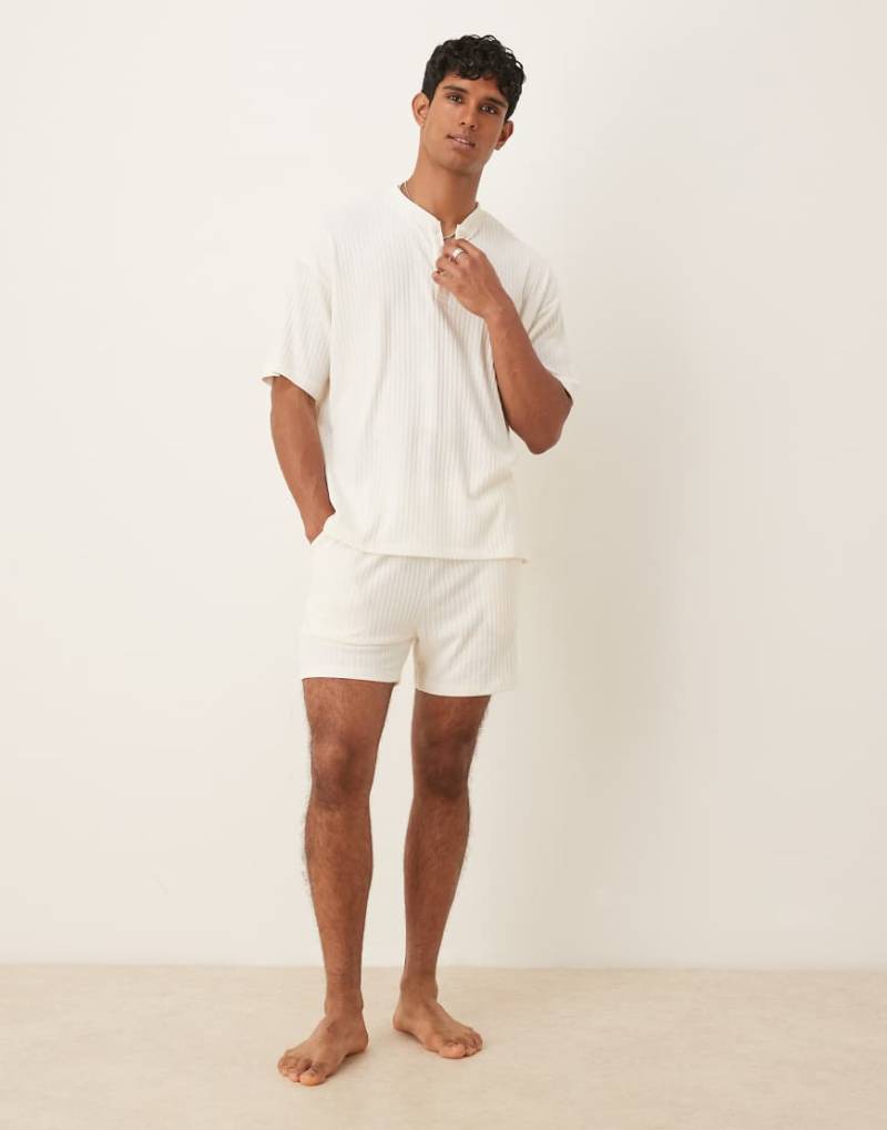 ASOS DESIGN - Gerippter Pyjama in Cremeweiß mit Henley-Ausschnitt-Neutral von ASOS DESIGN