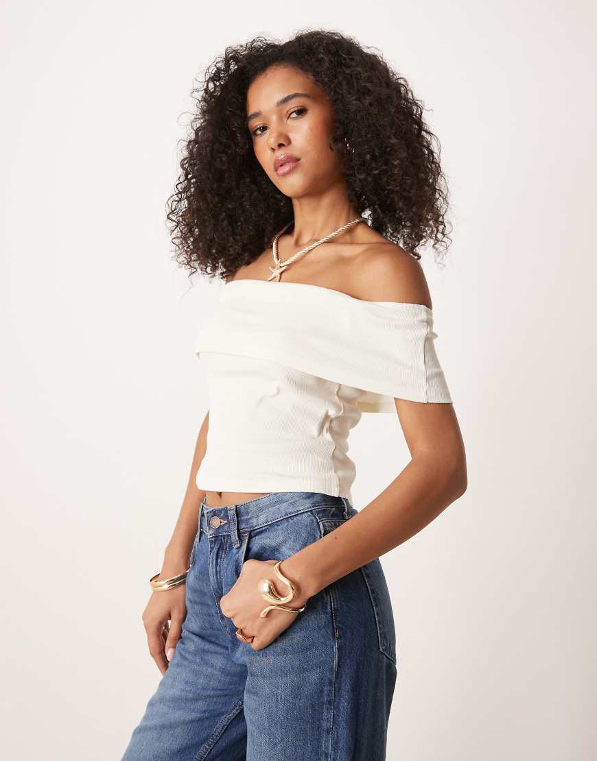ASOS DESIGN - Geripptes Bardot-Oberteil in Elfenbein mit Umschlag-Weiß ASOS DESIGN - Geripptes Bardot-Oberteil in Elfenbein mit Umschlag-Weiß von ASOS DESIGN