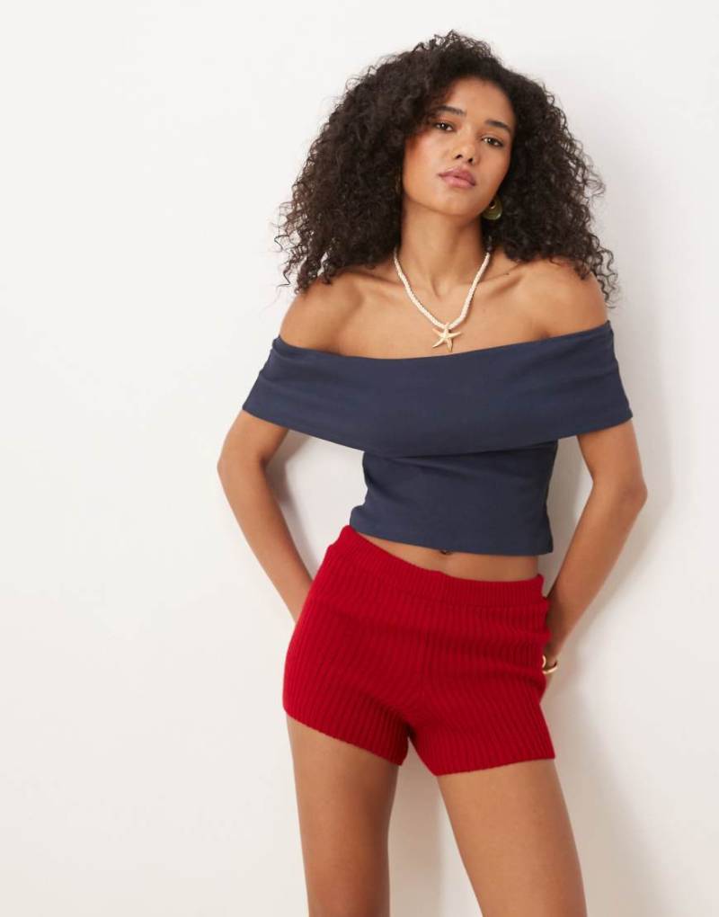 ASOS DESIGN - Geripptes Bardot-Oberteil in Marineblau mit Umschlag ASOS DESIGN - Geripptes Bardot-Oberteil in Marineblau mit Umschlag von ASOS DESIGN