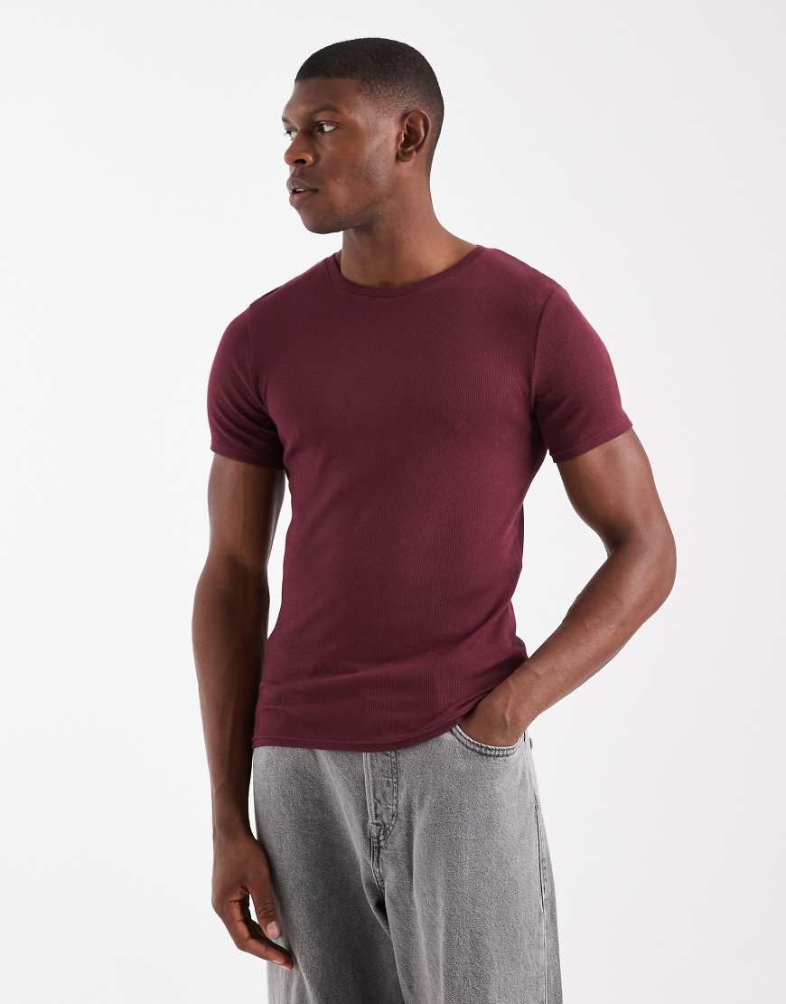ASOS DESIGN - Geripptes Basic-Muskelshirt in Burgunderrot von ASOS DESIGN