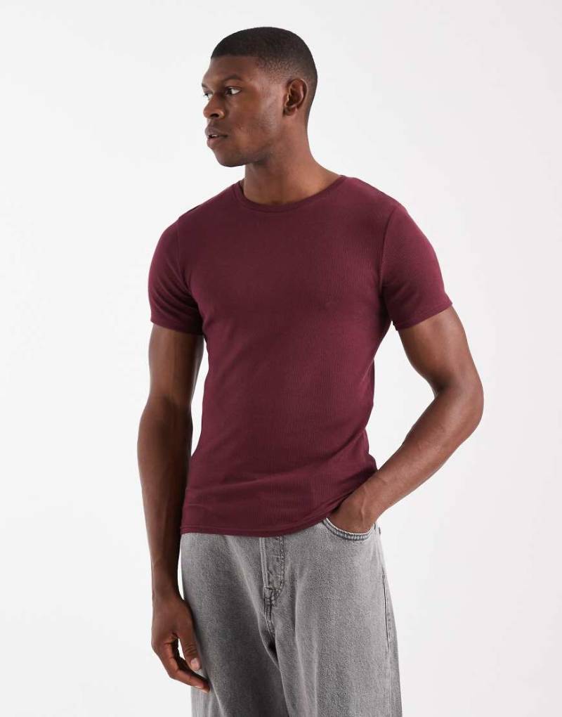 ASOS DESIGN - Geripptes Basic-Muskelshirt in Burgunderrot von ASOS DESIGN