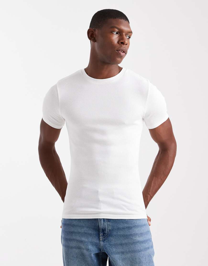 ASOS DESIGN - Geripptes Basic-T-Shirt in Weiß mit körperbetontem Schnitt von ASOS DESIGN