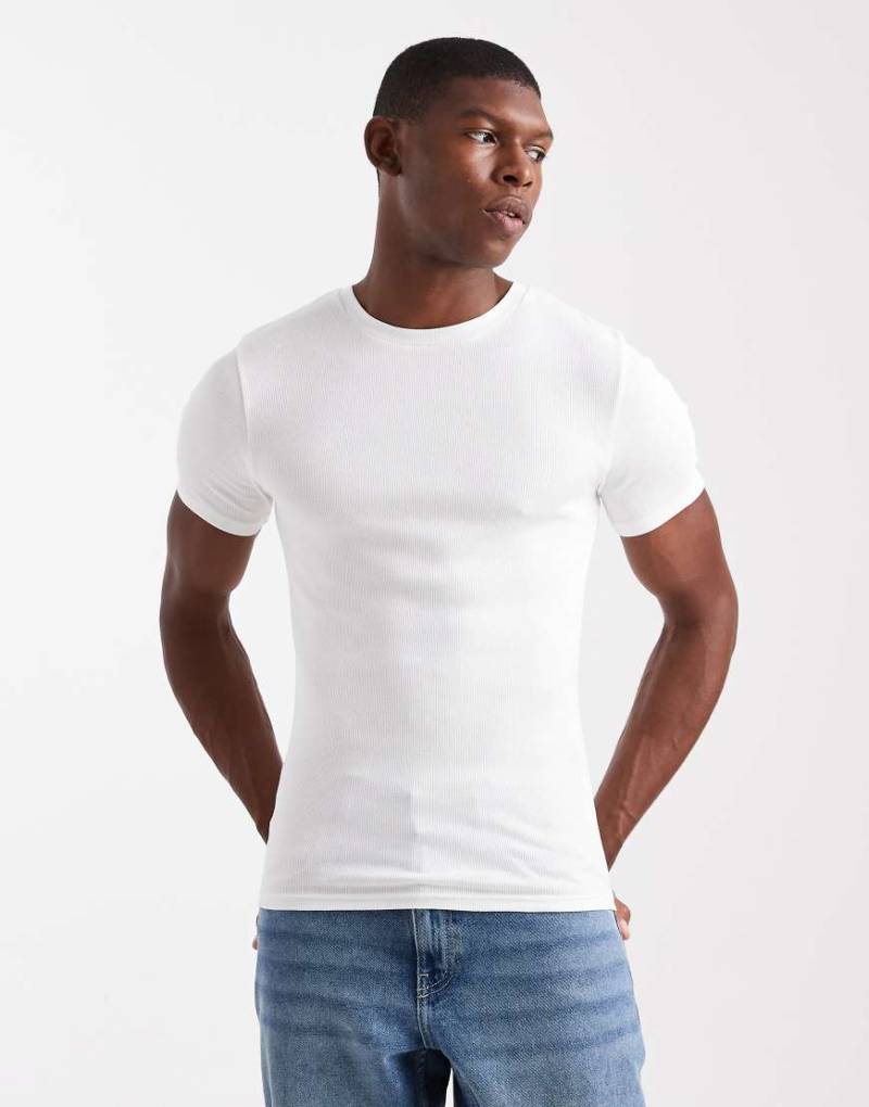 ASOS DESIGN - Geripptes Basic-T-Shirt in Weiß mit körperbetontem Schnitt von ASOS DESIGN