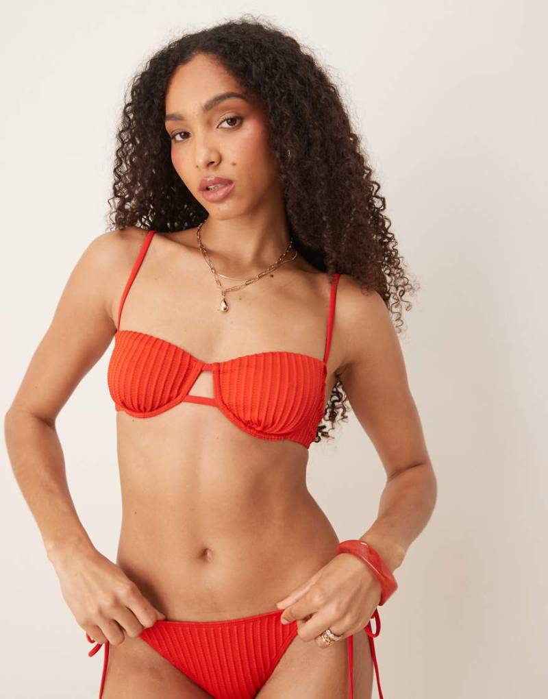 ASOS DESIGN - Geripptes Bügel-Bikinioberteil in Rot-Rosa von ASOS DESIGN