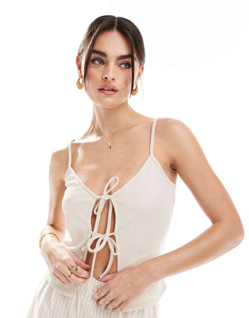 ASOS DESIGN - Geripptes Camisole-Oberteil in der Farbe Buttermilch mit Bindedetail vorne-Gelb von ASOS DESIGN