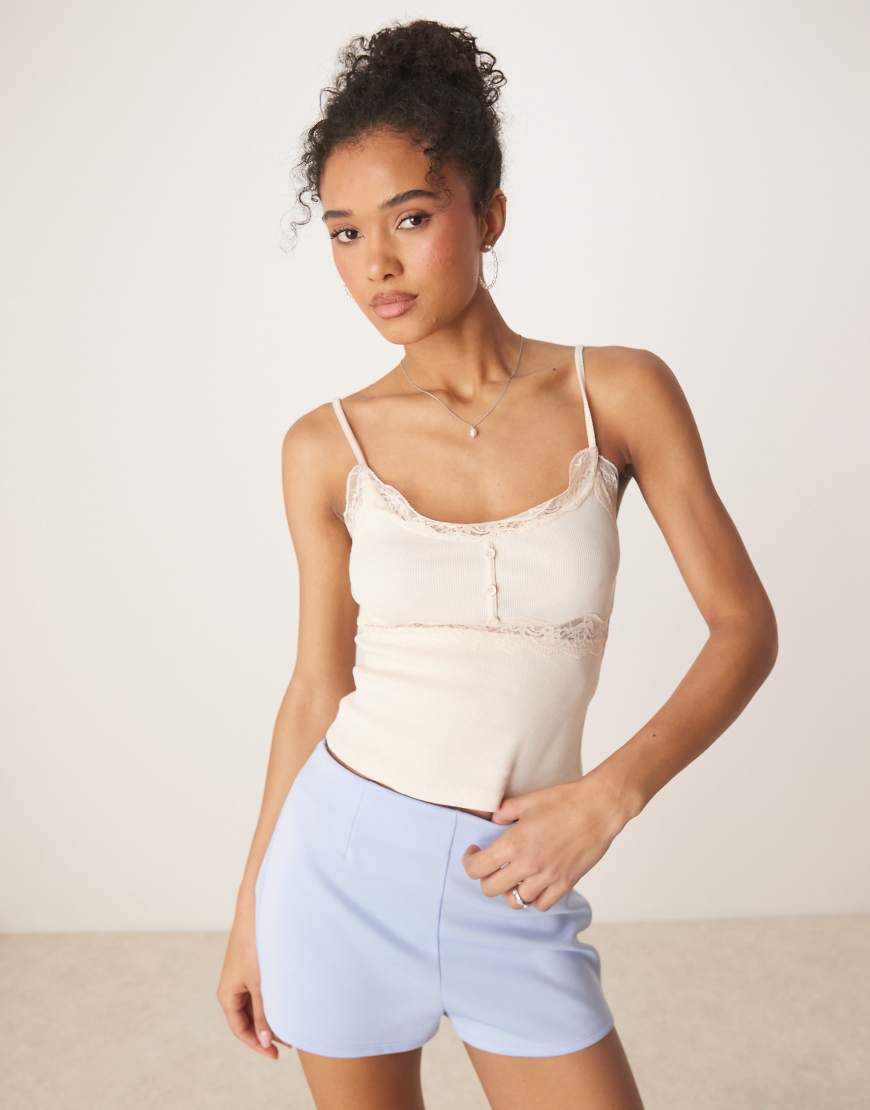 ASOS DESIGN - Geripptes Camisole in Cremeweiß mit Spitze und Knopfdetail ASOS DESIGN - Geripptes Camisole in Cremeweiß mit Spitze und Knopfdetail von ASOS DESIGN