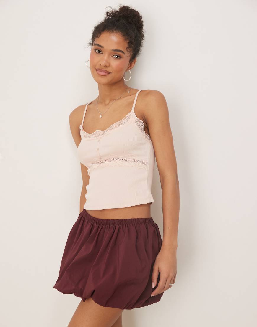ASOS DESIGN - Geripptes Camisole in Rosa mit Spitze und Knopfdetail von ASOS DESIGN
