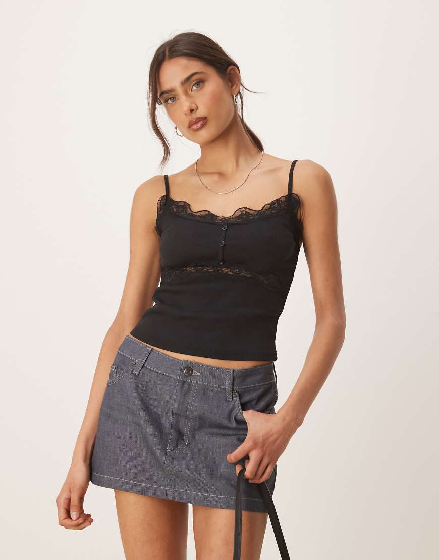 ASOS DESIGN - Geripptes Camisole in Schwarz mit Spitze und Knopfdetail ASOS DESIGN - Geripptes Camisole in Schwarz mit Spitze und Knopfdetail von ASOS DESIGN