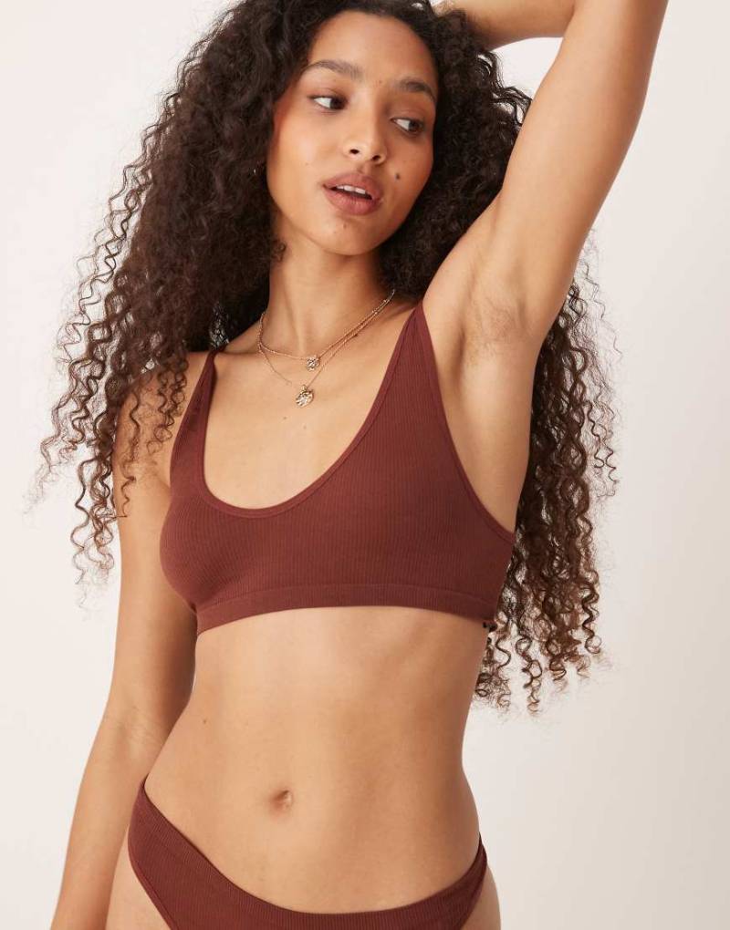 ASOS DESIGN - Geripptes Cropped-Bustier in Schokobraun mit U-Ausschnitt-Neutral von ASOS DESIGN