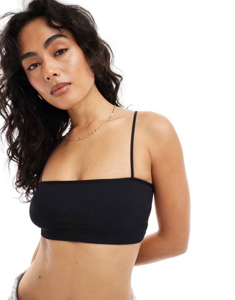 ASOS DESIGN - Geripptes Cropped Bustier in Schwarz mit überkreuzter Rückseite von ASOS DESIGN