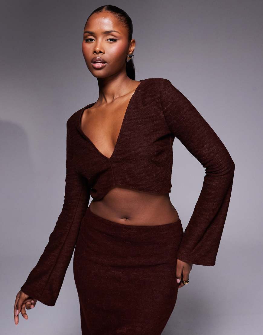 ASOS DESIGN - Geripptes Cropped-Oberteil aus angerautem Material in Braun mit V-Ausschnitt und ausgestellten Ärmeln, Kombiteil-Brown von ASOS DESIGN