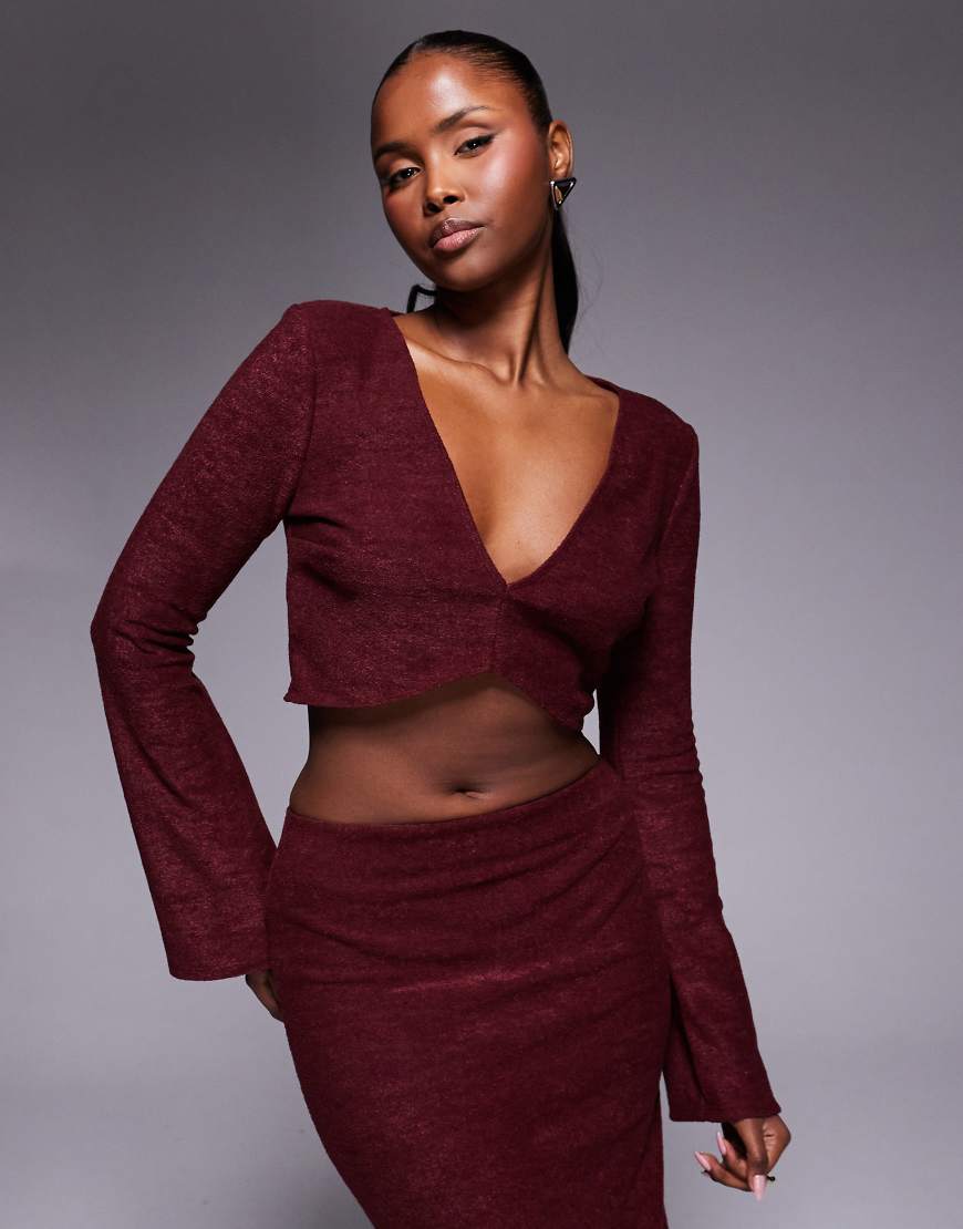 ASOS DESIGN - Geripptes Cropped-Oberteil aus angerautem Material in Burgunderrot mit V-Ausschnitt und ausgestellten Ärmeln, Kombiteil von ASOS DESIGN