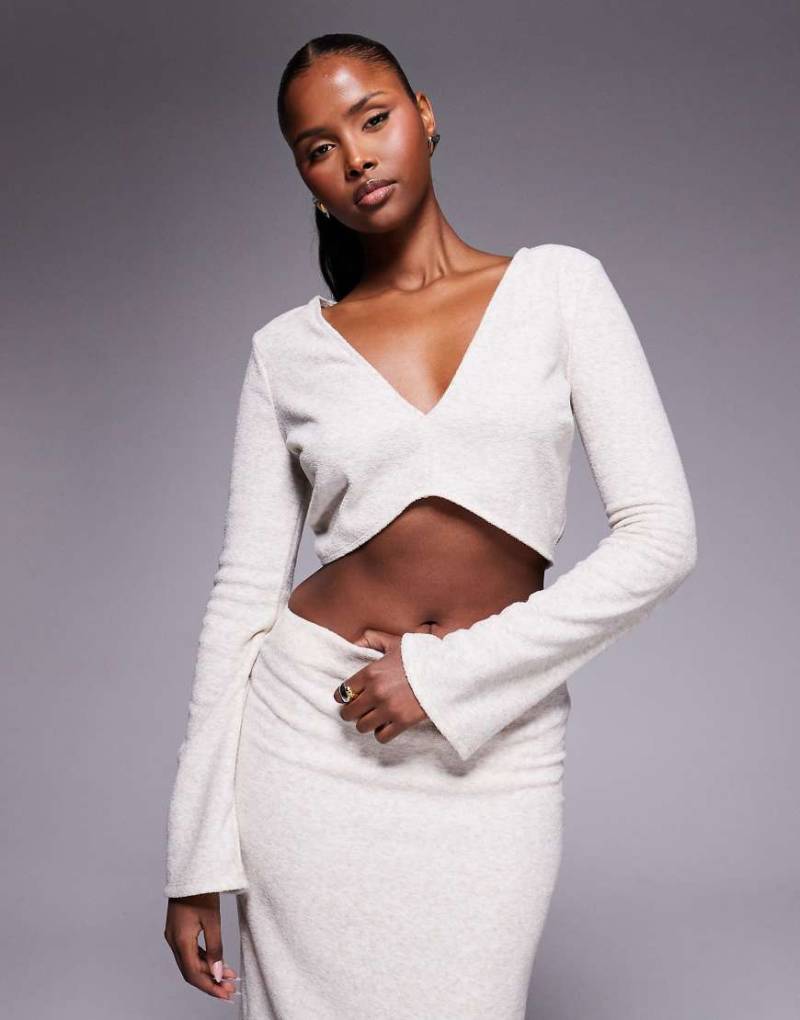 ASOS DESIGN - Geripptes Cropped-Oberteil aus angerautem Material in Hellbeige mit V-Ausschnitt und ausgestellten Ärmeln, Kombiteil-Neutral von ASOS DESIGN