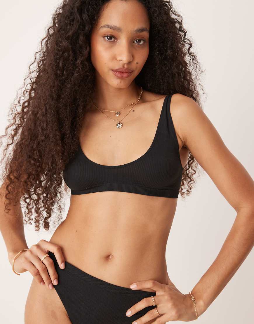 ASOS DESIGN - Geripptes Cropped Oberteil in Schwarz mit Rundhalsausschnitt-Keine Farbe ASOS DESIGN - Geripptes Cropped Oberteil in Schwarz mit Rundhalsausschnitt-Keine Farbe von ASOS DESIGN