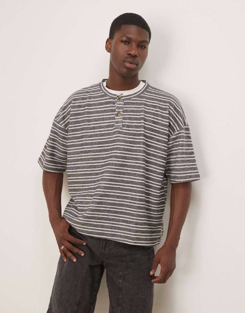 ASOS DESIGN - Geripptes Henley-T-Shirt mit Oversize-Passform, überschnittenen Schulter und Streifen-Grau von ASOS DESIGN
