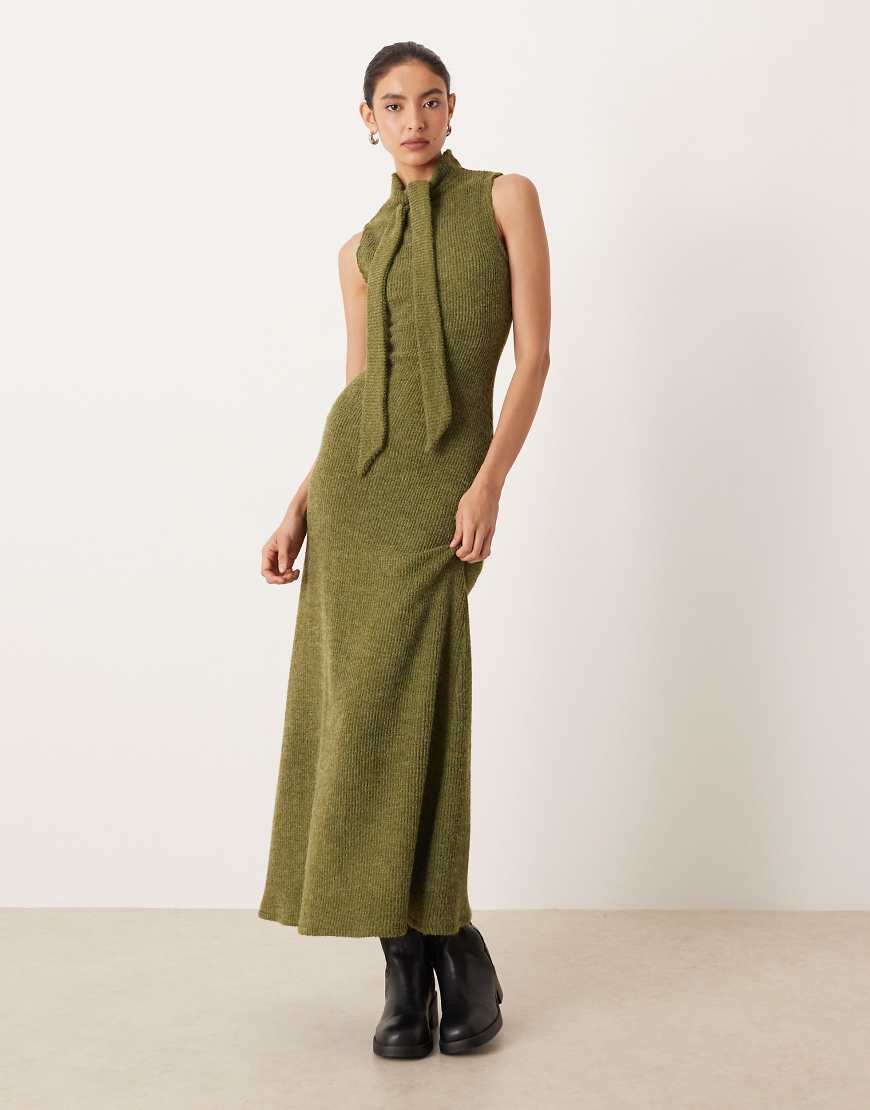 ASOS DESIGN - Geripptes Kleid in Olivgrün mit gebundenem Ausschnitt von ASOS DESIGN
