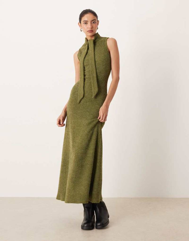 ASOS DESIGN - Geripptes Kleid in Olivgrün mit gebundenem Ausschnitt von ASOS DESIGN