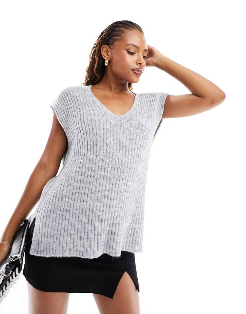 ASOS DESIGN - Geripptes Longline-Strick-Tanktop in Grau mit V-Ausschnitt von ASOS DESIGN