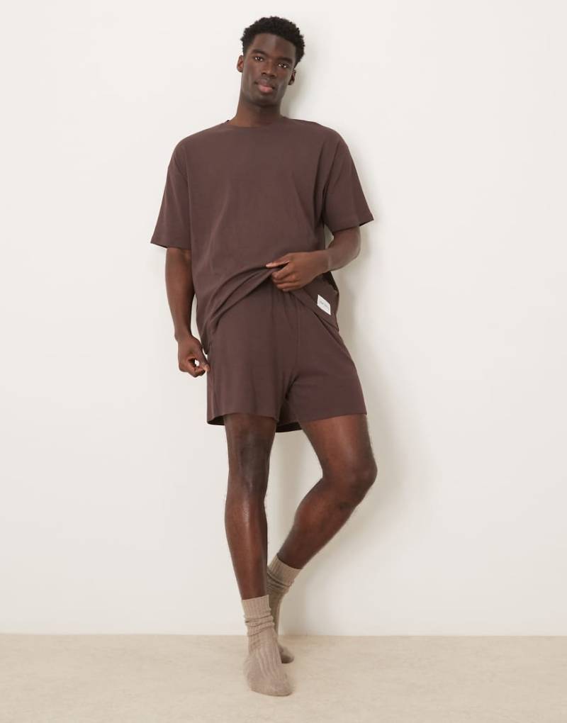 ASOS DESIGN - Geripptes Lounge-Set in Braun mit T-Shirt und Shorts mit aufgesticktem Patch von ASOS DESIGN
