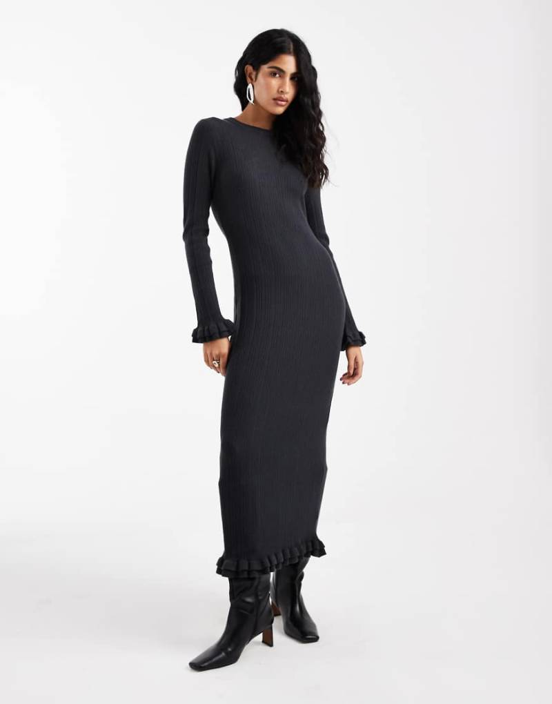 ASOS DESIGN - Geripptes Maxi-Strickkleid in Anthrazit mit Rüschenärmeln-Grau von ASOS DESIGN