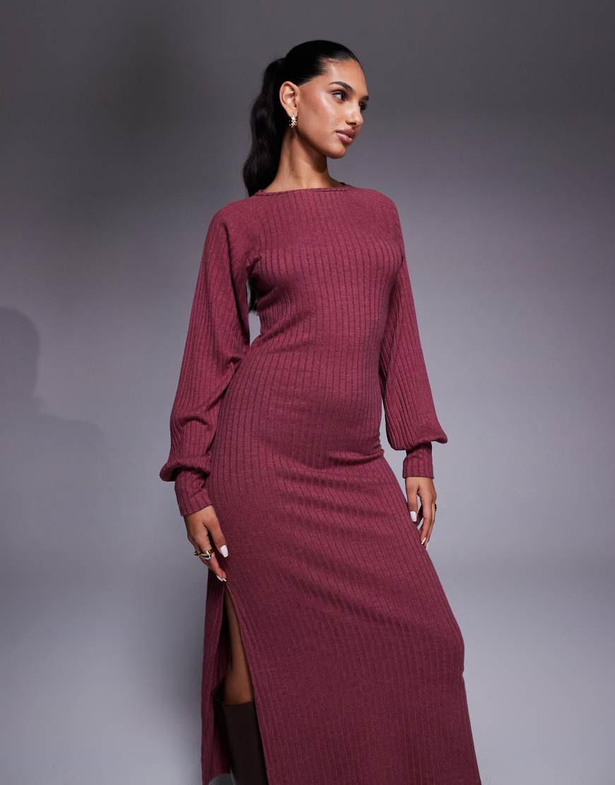 ASOS DESIGN - Geripptes Maxikleid in Burgunderrot mit langen Ballonärmeln von ASOS DESIGN