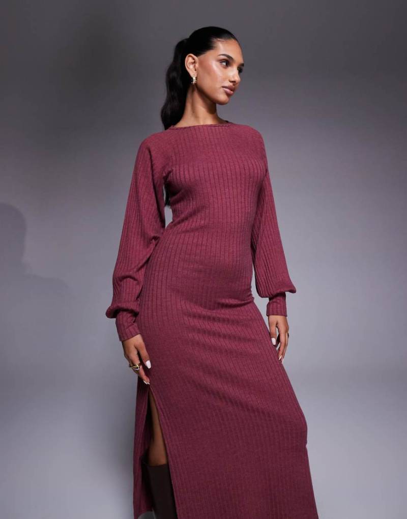 ASOS DESIGN - Geripptes Maxikleid in Burgunderrot mit langen Ballonärmeln von ASOS DESIGN