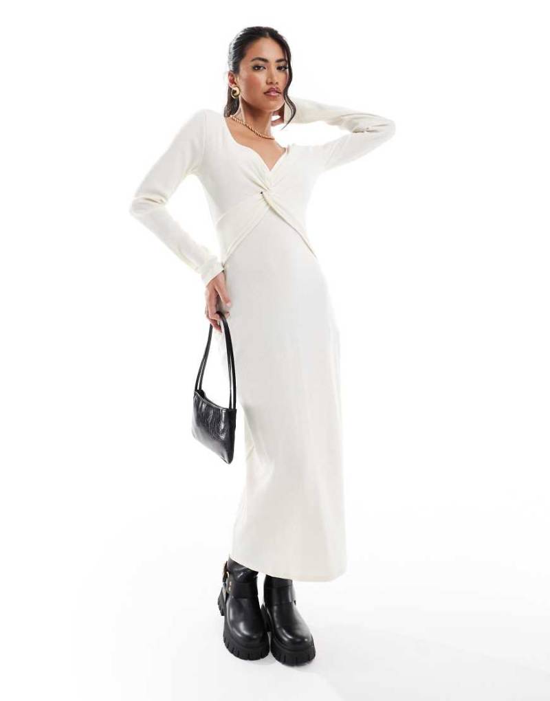 ASOS DESIGN - Geripptes Maxikleid in Ecru mit verdrehter Vorderseite-Weiß von ASOS DESIGN
