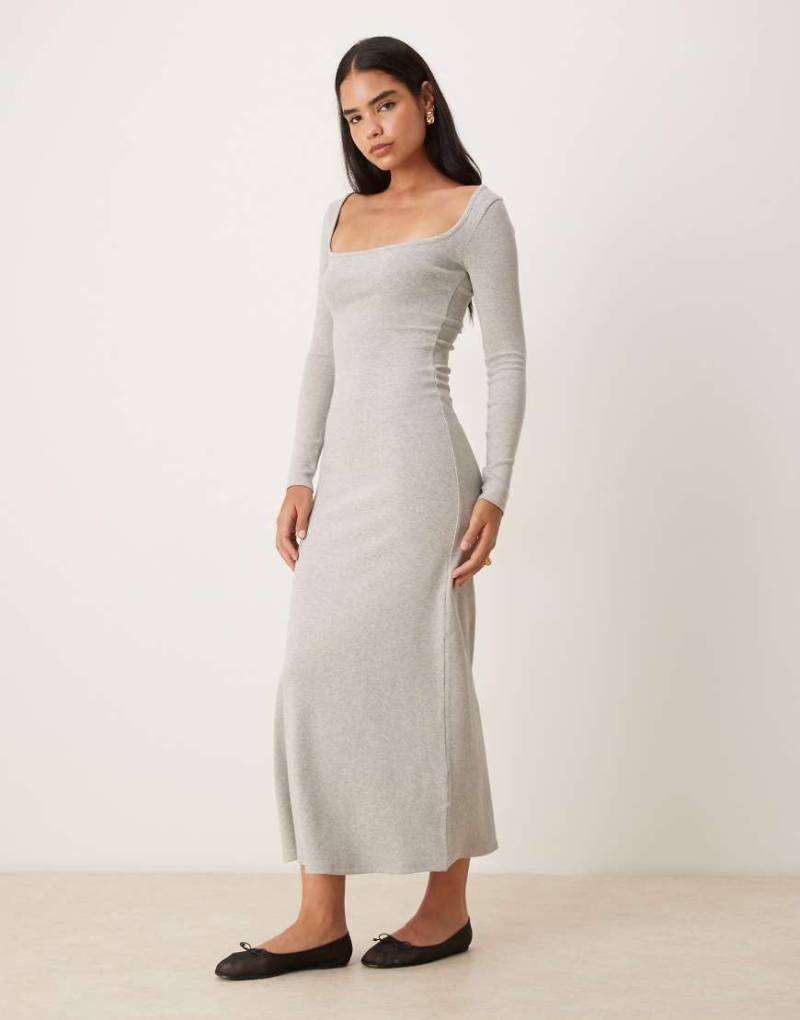 ASOS DESIGN - Geripptes Maxikleid in Grau mit eckigem Ausschnitt von ASOS DESIGN
