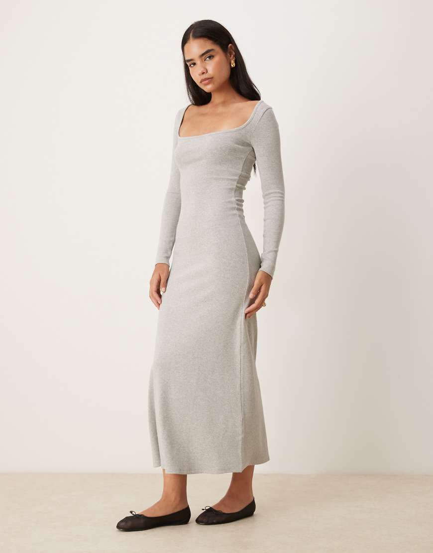 ASOS DESIGN - Geripptes Maxikleid in Grau mit eckigem Ausschnitt von ASOS DESIGN