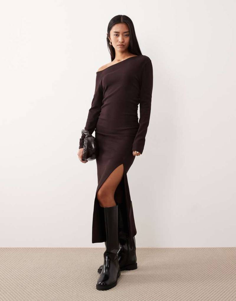 ASOS DESIGN - Geripptes Maxikleid in Schokobraun mit abfallender Schulterpartie und Schlitz vorne-Brown von ASOS DESIGN