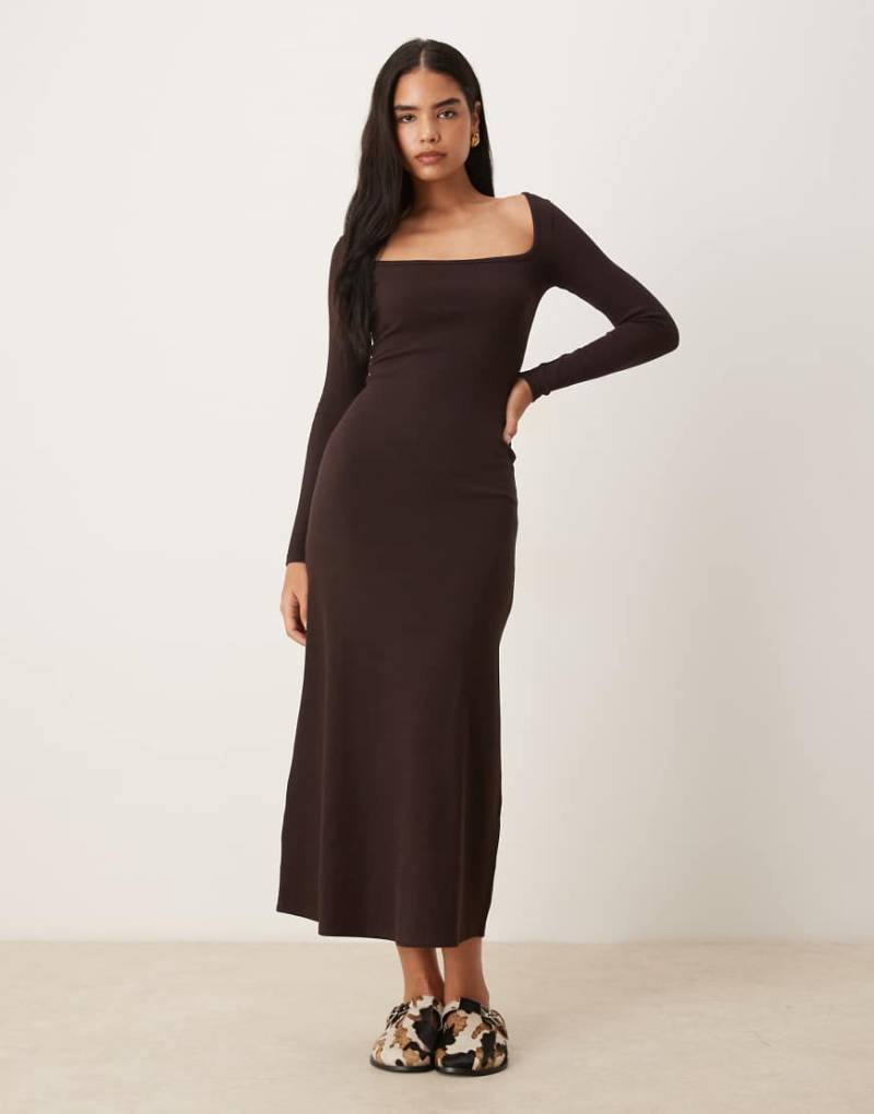 ASOS DESIGN - Geripptes Maxikleid in Schokobraun mit eckigem Ausschnitt-Brown von ASOS DESIGN