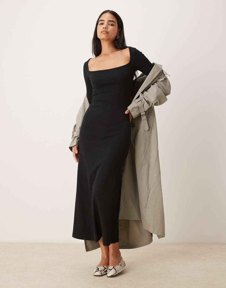 ASOS DESIGN - Geripptes Maxikleid in Schwarz mit eckigem Ausschnitt von ASOS DESIGN