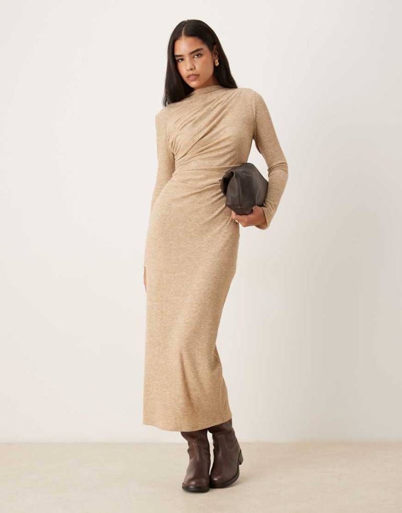 ASOS DESIGN - Geripptes Maxikleid in einem melierten Naturton mit Drapierung-Neutral von ASOS DESIGN