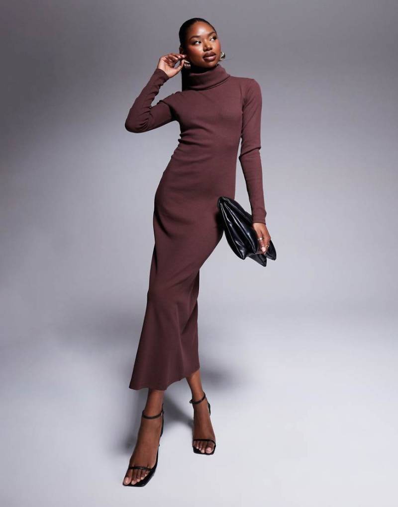 ASOS DESIGN - Geripptes Midaxi-Kleid in Burgunderrot mit Rollkragen von ASOS DESIGN