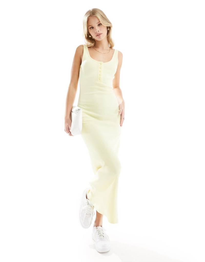 ASOS DESIGN - Geripptes Midaxi-Kleid in Zitronengelb mit U-Ausschnitt hinten und Knopfdetail von ASOS DESIGN