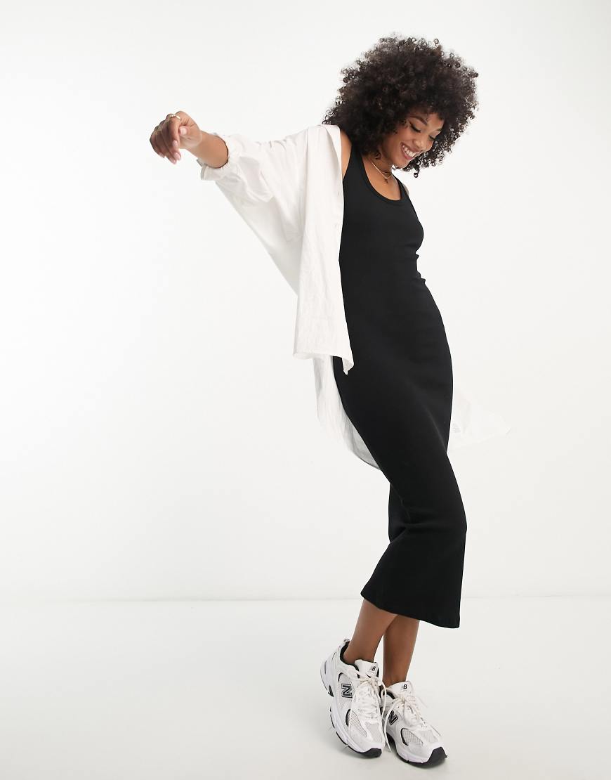ASOS DESIGN - Geripptes Midi-Trägertop-Kleid in Schwarz mit U-Ausschnitt ASOS DESIGN - Geripptes Midi-Trägertop-Kleid in Schwarz mit U-Ausschnitt von ASOS DESIGN