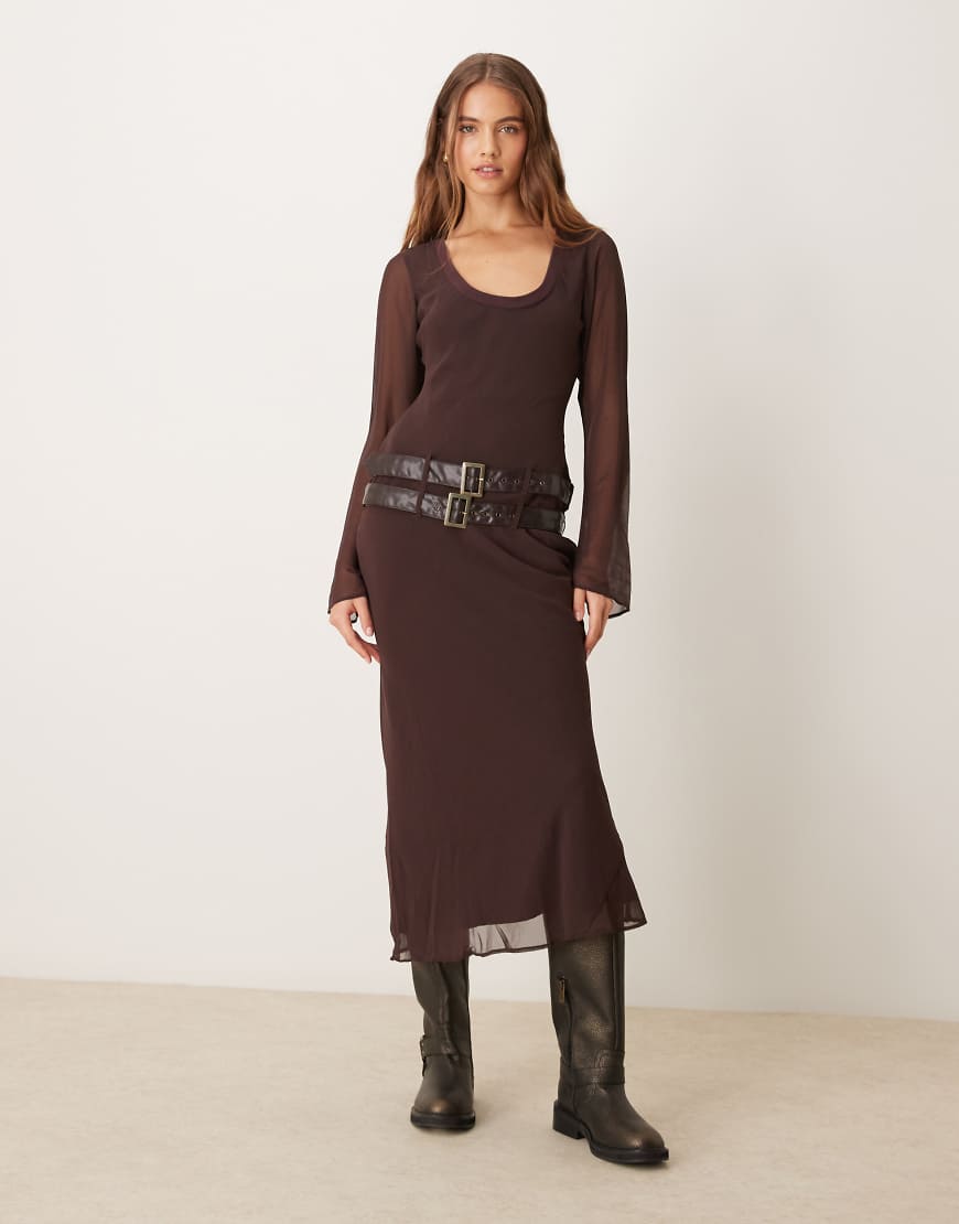 ASOS DESIGN - Geripptes Midikleid in Schokopflaume mit U-Ausschnitt und Doppelgürtel-Braun von ASOS DESIGN