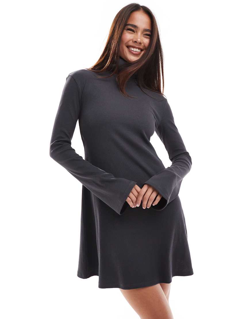 ASOS DESIGN - Geripptes Minikleid in Anthrazit mit Rollkragen-Bunt von ASOS DESIGN