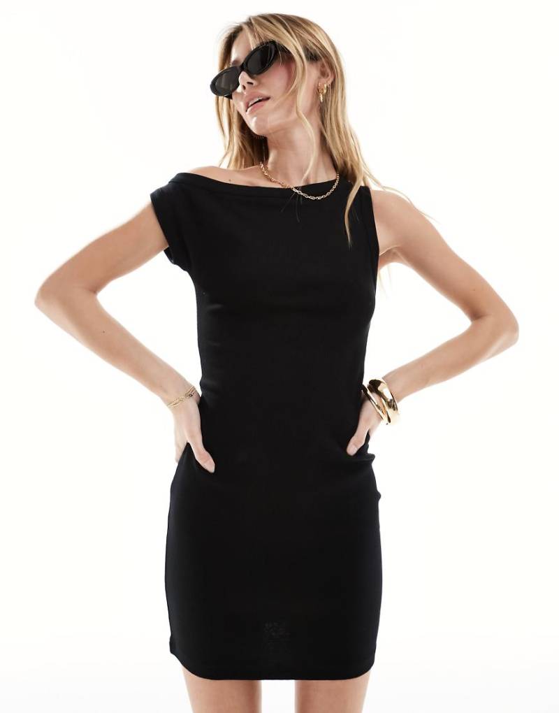 ASOS DESIGN - Geripptes Minikleid in Schwarz mit abfallender Schulterpartie von ASOS DESIGN