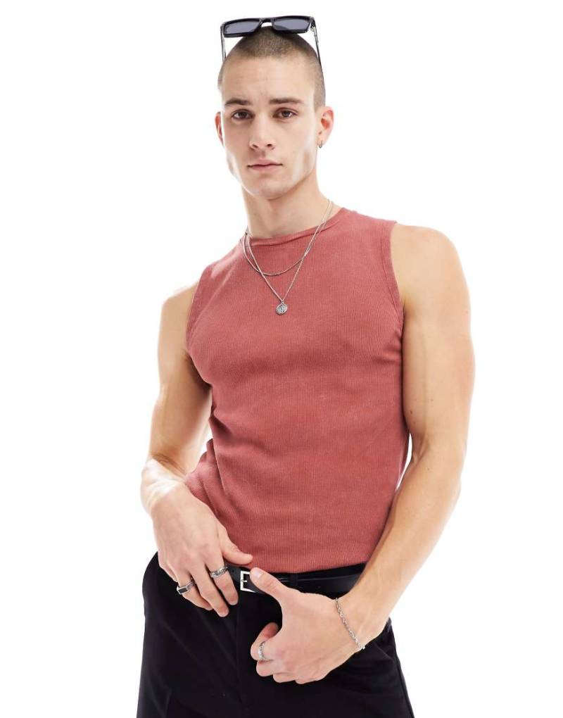 ASOS DESIGN - Geripptes Muskel-Tanktop in verwaschenem Rot von ASOS DESIGN