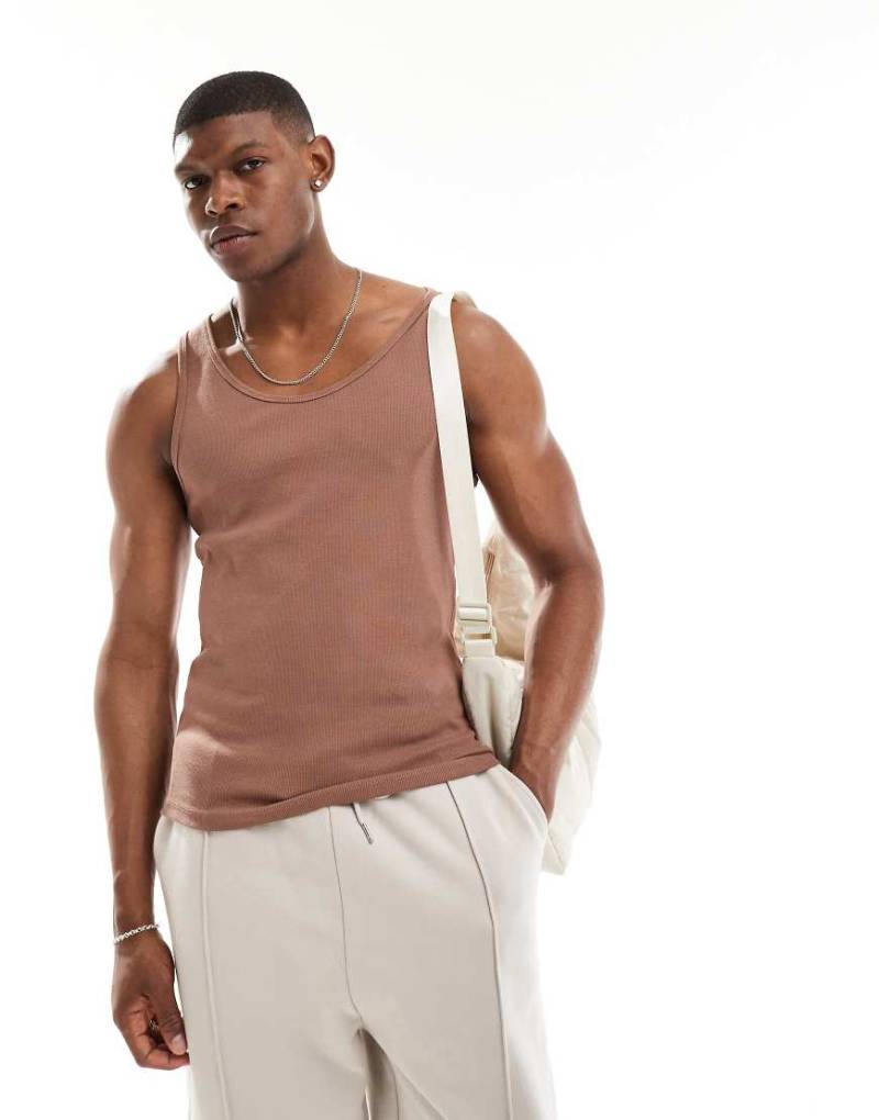 ASOS DESIGN - Geripptes Muskel-Trägershirt in Braun von ASOS DESIGN