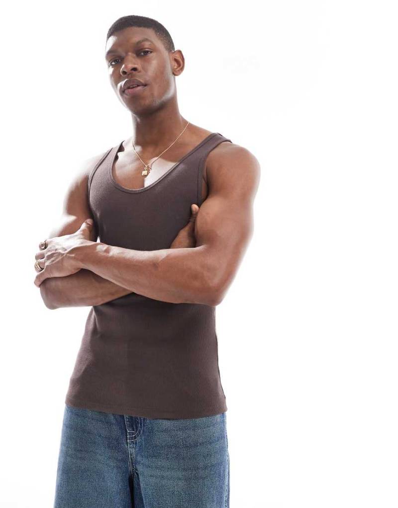 ASOS DESIGN - Geripptes Muskel-Trägershirt in Braun von ASOS DESIGN