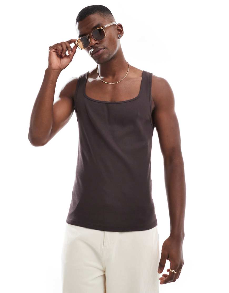 ASOS DESIGN - Geripptes Muskel-Trägershirt in Braun ASOS DESIGN - Geripptes Muskel-Trägershirt in Braun von ASOS DESIGN