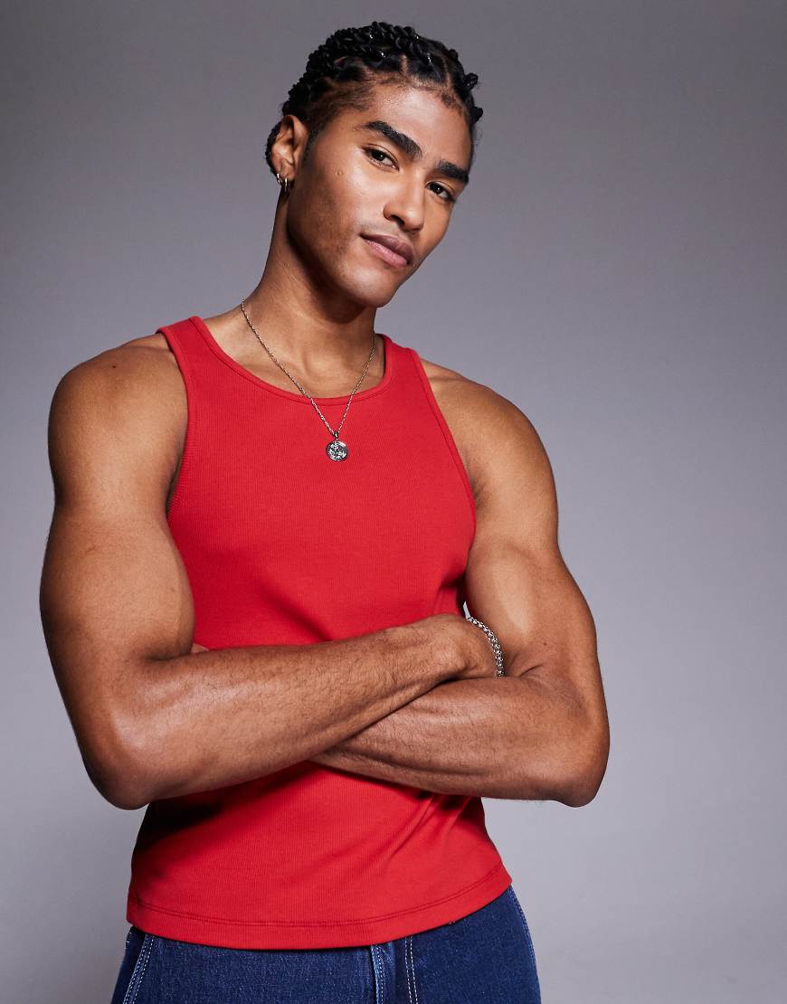 ASOS DESIGN - Geripptes Muskel-Trägertop in Rot ASOS DESIGN - Geripptes Muskel-Trägertop in Rot von ASOS DESIGN