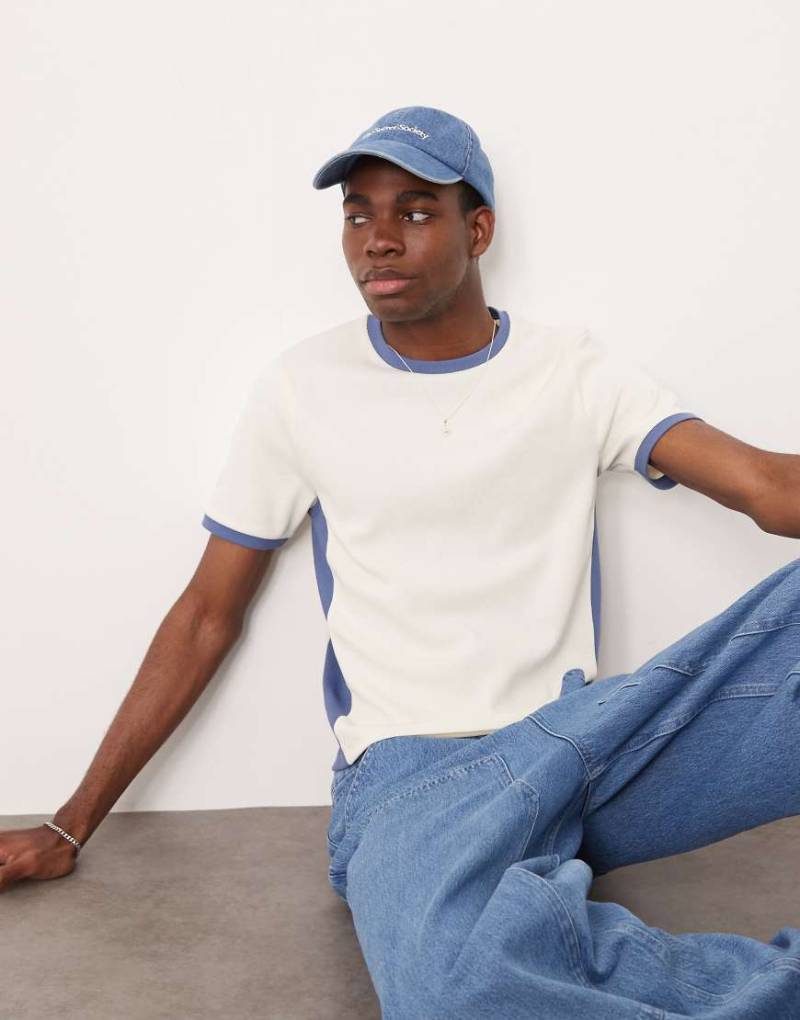 ASOS DESIGN - Geripptes, körperbetontes T-Shirt in Beige mit seitlichen Kontrasteinsätzen-Weiß von ASOS DESIGN