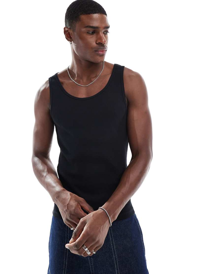 ASOS DESIGN - Geripptes Muskelshirt in Schwarz ASOS DESIGN - Geripptes Muskelshirt in Schwarz von ASOS DESIGN
