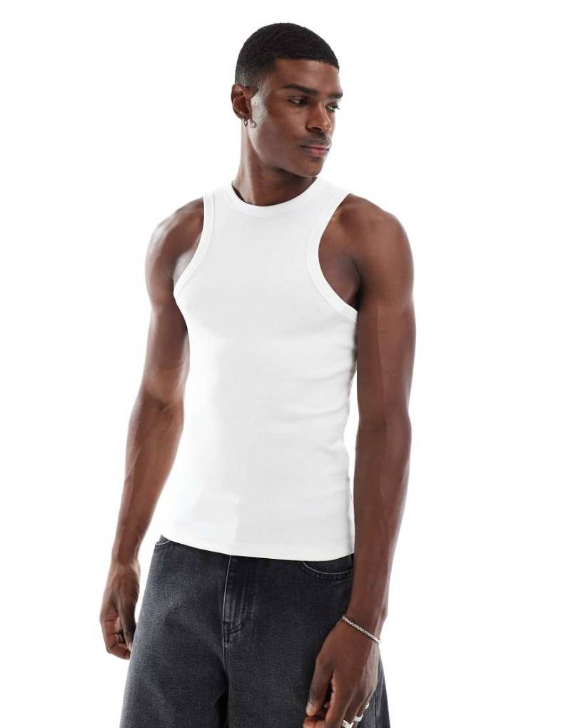ASOS DESIGN - Geripptes Muskelshirt in Weiß mit Racer-Ausschnitt von ASOS DESIGN