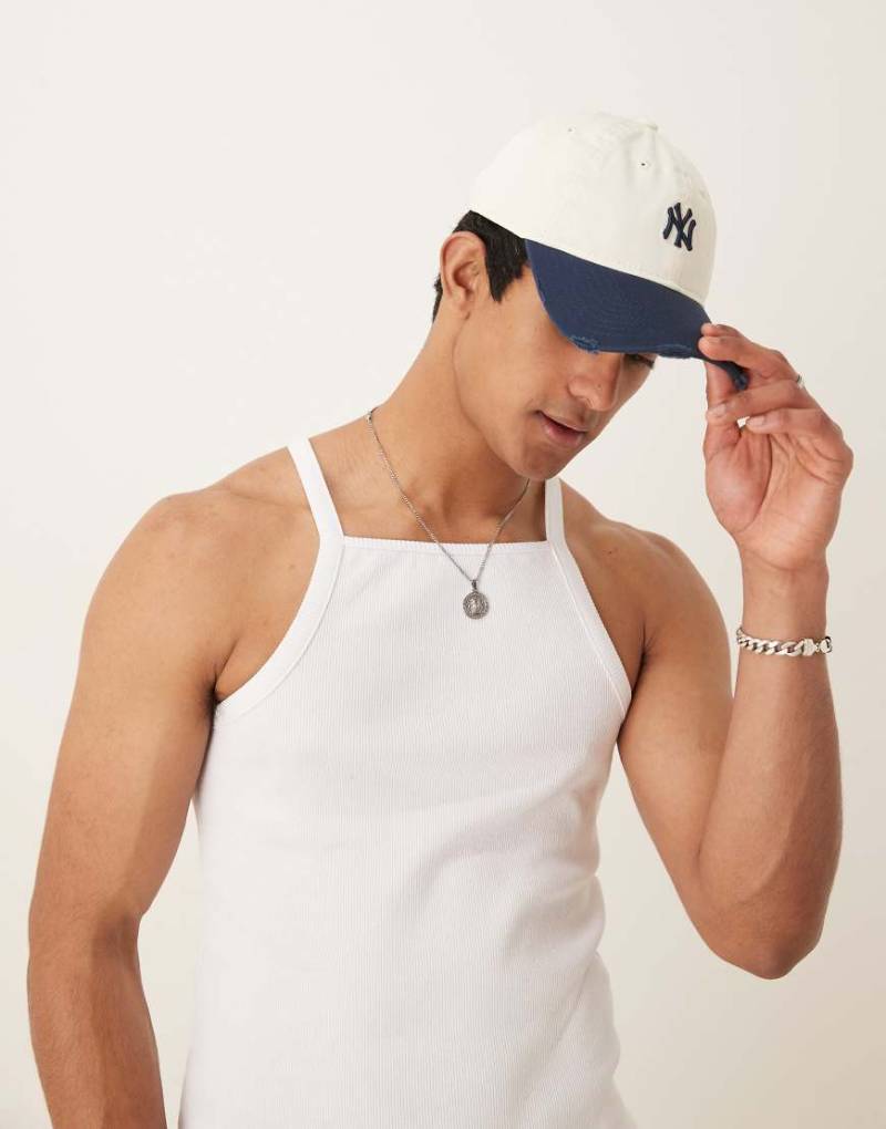 ASOS DESIGN - Geripptes Muskelshirt in Weiß von ASOS DESIGN